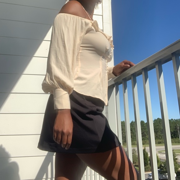 ❌SOLD❌Urban Outfitters Juliana Creme Cold Shoulder Button Down Top Size Medium - Picture 5 of 16